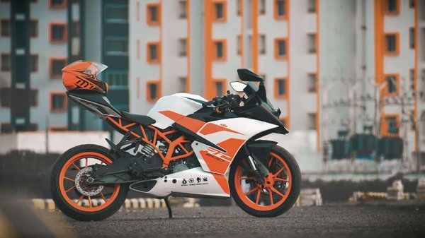 Comment installer un système de navigation GPS sur une KTM 1290 Super Duke pour des excursions longues distances ?