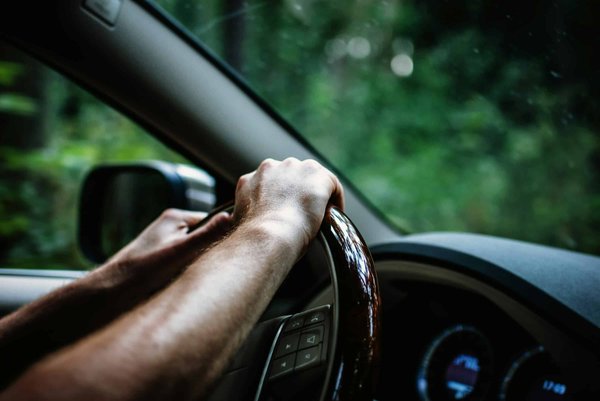 Comment les capteurs de vibration sur le volant peuvent-ils alerter d'un problème mécanique imminent?