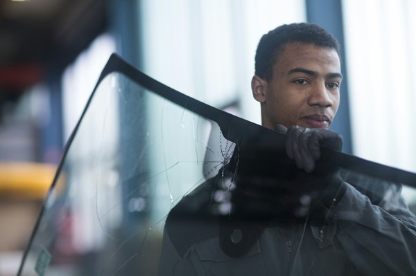 Changer le pare-brise : faire appel à un spécialiste en vitrage de remplacement pour voiture